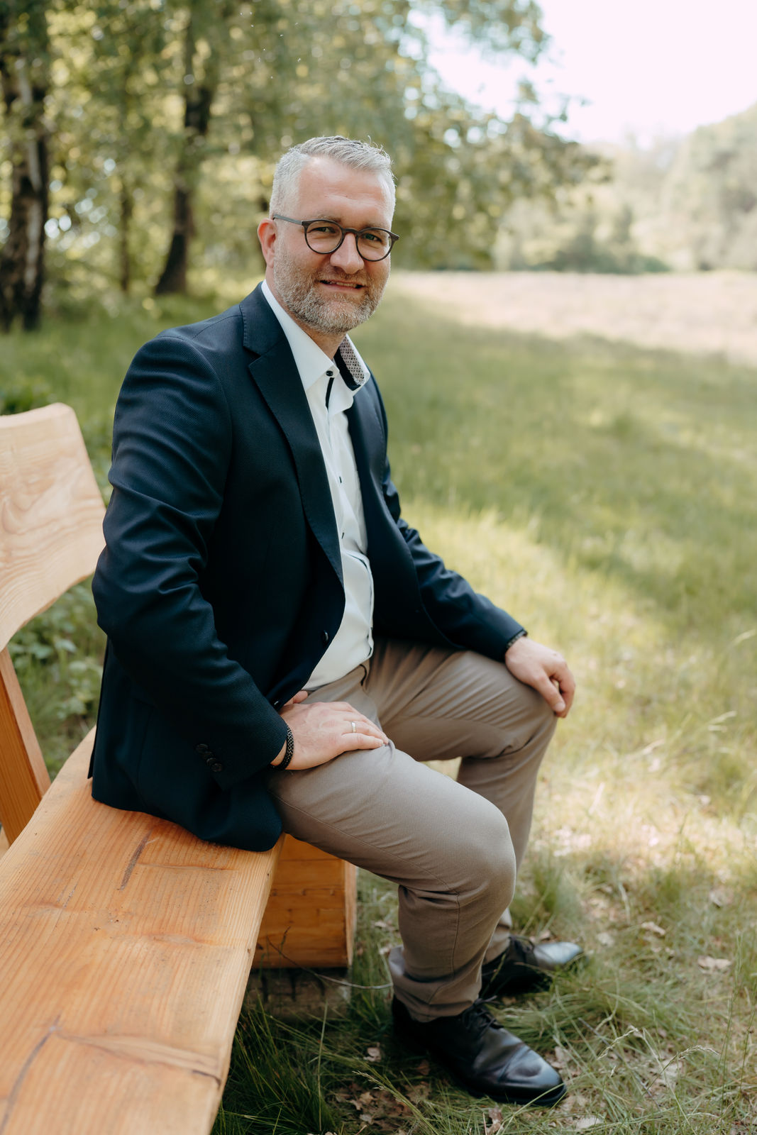 Christoph Burtz auf einer Holzbank